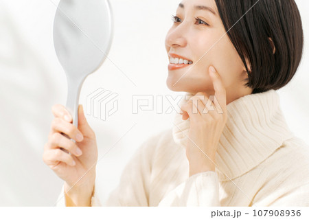 手鏡を見る女性 107908936