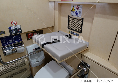 赤ちゃん ベビー 赤ん坊 107909791