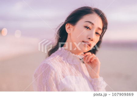 夕日に染まる女性のビューティーイメージ 107909869