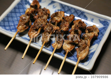 人気の美味しい居酒屋メニュー、鳥軟骨の串焼き、ヤゲンなんこつ、焼き鳥屋 107909986
