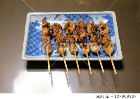 人気の美味しい居酒屋メニュー、鳥軟骨の串焼き、ヤゲンなんこつ、焼き鳥屋 107909987