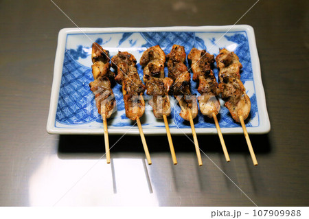 人気の美味しい居酒屋メニュー、鳥軟骨の串焼き、ヤゲンなんこつ、焼き鳥屋 107909988