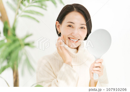 手鏡を見る女性 107910206