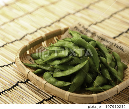 茹でた枝豆 酒の肴に( お酒のおつまみイメージ )えだまめの塩茹で 豆 枝まめ 茹でた枝豆 酒の肴に( お酒のおつまみイメージ )えだまめの塩茹で 豆 枝まめ 107910252
