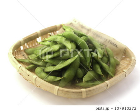 茹でた枝豆 酒の肴に( お酒のおつまみイメージ )えだまめの塩茹で 豆 枝まめ 白バック 茹でた枝豆 酒の肴に( お酒のおつまみイメージ )えだまめの塩茹で 豆 枝まめ 白バック 107910272