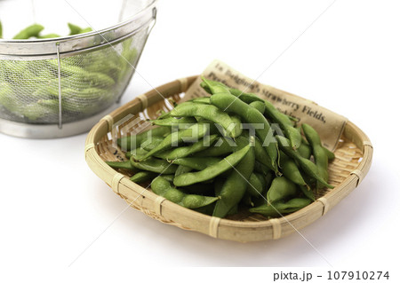 茹でた枝豆 酒の肴に( お酒のおつまみイメージ )えだまめの塩茹で 豆 枝まめ 白バック 茹でた枝豆 酒の肴に( お酒のおつまみイメージ )えだまめの塩茹で 豆 枝まめ 白バック 107910274