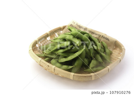 茹でた枝豆 酒の肴に（ お酒のおつまみイメージ ）えだまめの塩茹で 豆 枝まめ 白バック 107910276