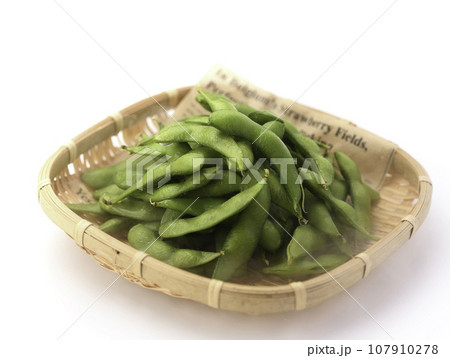 茹でた枝豆 酒の肴に( お酒のおつまみイメージ )えだまめの塩茹で 豆 枝まめ 白バック 茹でた枝豆 酒の肴に( お酒のおつまみイメージ )えだまめの塩茹で 豆 枝まめ 白バック 107910278