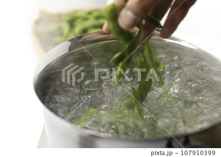 枝豆を鍋で茹でる 酒の肴に（ お酒のおつまみイメージ ）えだまめの塩茹で 豆 枝まめ 白バック ボイ 107910399