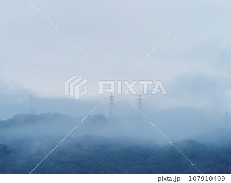 雨上がりの霧に覆われる山 雨上がりの霧に覆われる山 107910409