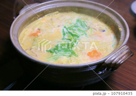 クリーミーで超美味しい豆乳仕立ての牡蠣鍋、豆乳鍋カキ料理、冬の鍋料理、土手鍋 クリーミーで超美味しい豆乳仕立ての牡蠣鍋、豆乳鍋カキ料理、冬の鍋料理、土手鍋 107910435
