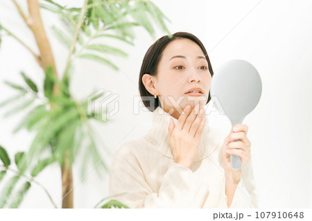 手鏡を見る女性 手鏡を見る女性 107910648