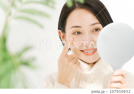 手鏡を見る女性 107910652