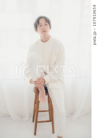 膝に手を置く男性 膝に手を置く男性 107910659
