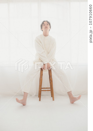 膝に手を置く男性 107910660