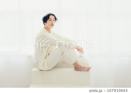 膝に手を置く男性 膝に手を置く男性 107910683