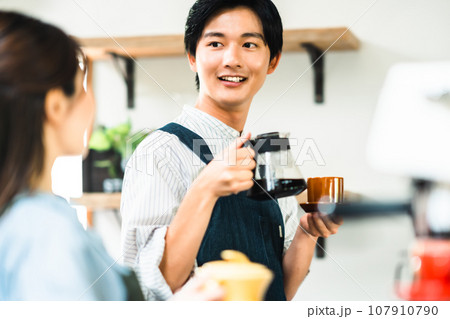 カフェで働く若い男女 カフェで働く若い男女 107910790