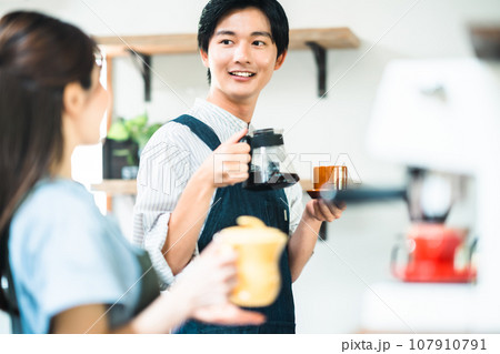 カフェで働く若い男女 107910791
