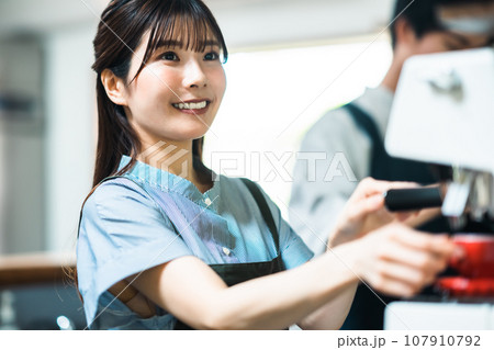 カフェで働く若い男女 107910792