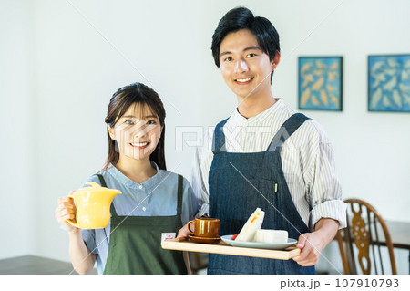 カフェをオープンした若いカップル 107910793