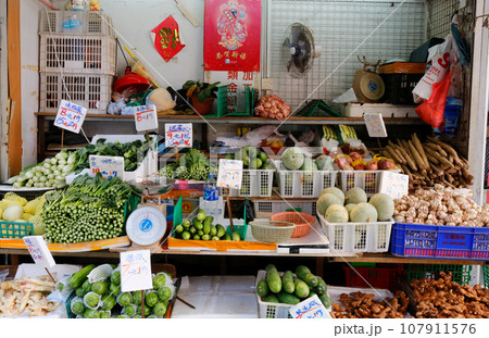 香港の市場の野菜。中国野菜と西洋野菜が混在して売られている 107911576