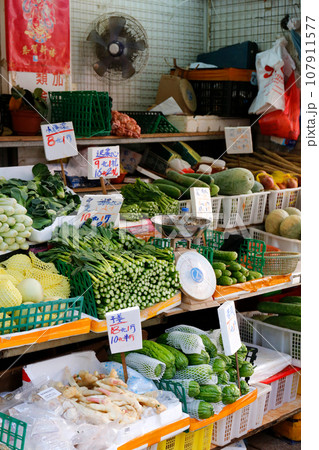 香港の市場の野菜。中国野菜と西洋野菜が混在して売られている 107911577