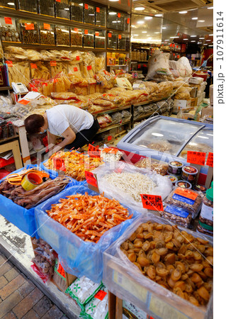 香港・徳輔道西の高級乾物店で売られる高級食材。何に使われるか分からない乾物も多い 107911614
