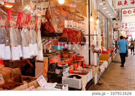 香港・徳輔道西の干し貝柱、塩干し魚などを売る店。何の料理に使うのか分からないものもある 107911626