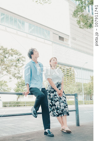 散歩する男女 散歩する男女 107911741