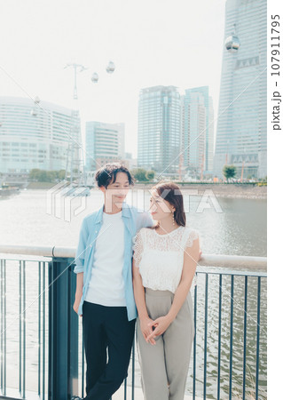 散歩する男女 散歩する男女 107911795