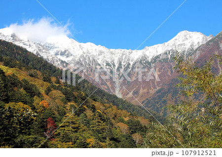 上高地と快晴の青空 107912521