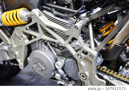 大型オートバイのエンジン 107912573