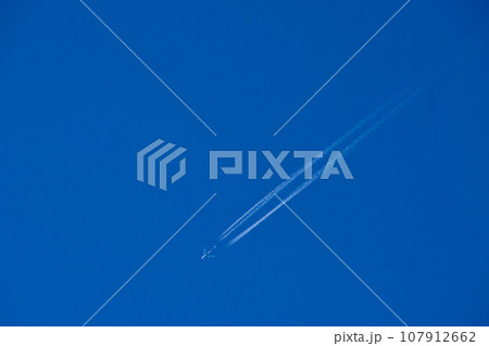 澄んだ青空と美しい飛行機雲 107912662