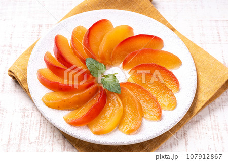 リンゴのコンポート 107912867