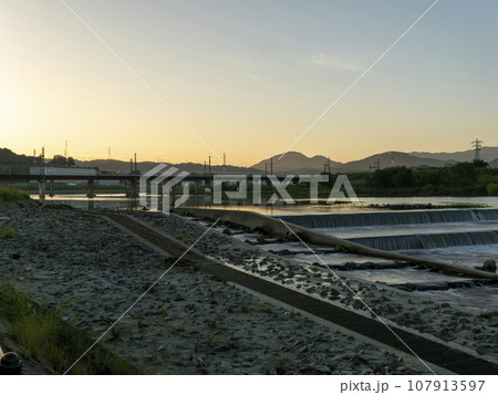 大和川の浄化施設柏原堰堤の朝 大和川の浄化施設柏原堰堤の朝 107913597