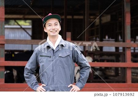牛を飼育する酪農家 牛を飼育する酪農家 107913692
