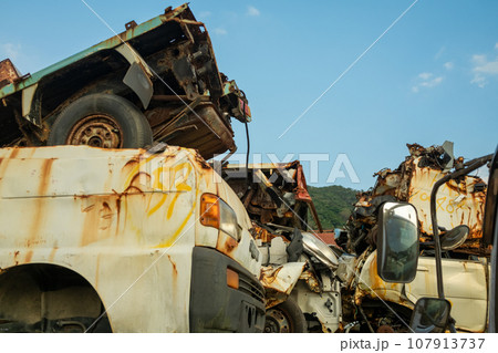 スクラップ　車の墓場 107913737