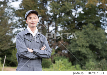 庭木を管理する作業着の男性 107914321