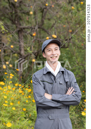 庭木を管理する作業着の男性 107914328