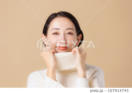 タートルネックを着た女性 107914743