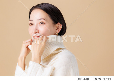 タートルネックを着た女性 107914744