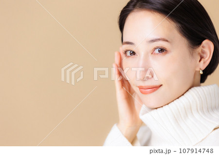 タートルネックを着た女性 タートルネックを着た女性 107914748