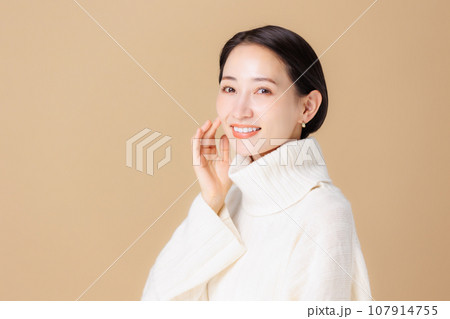 タートルネックを着た女性 タートルネックを着た女性 107914755