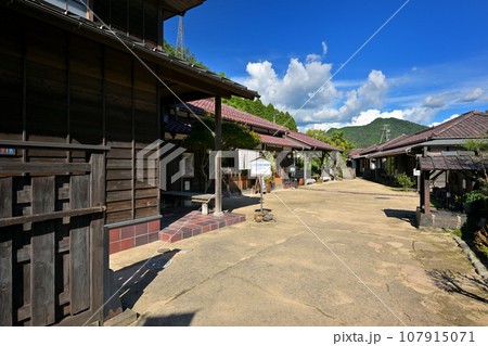 朝来市旧生野鉱山職員宿舎(甲社宅)入口付近(兵庫県朝来市生野町口銀谷) 朝来市旧生野鉱山職員宿舎(甲社宅)入口付近(兵庫県朝来市生野町口銀谷) 107915071