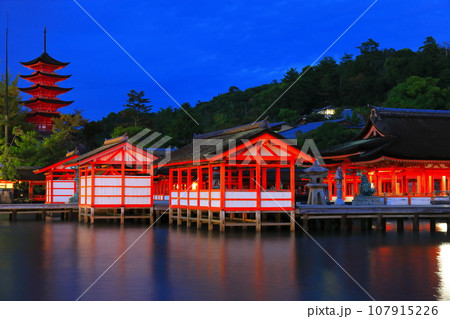 【広島県】宮島の厳島神社と五重塔の夜景 107915226