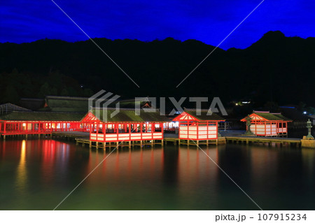 【広島県】宮島の厳島神社の夜景 107915234