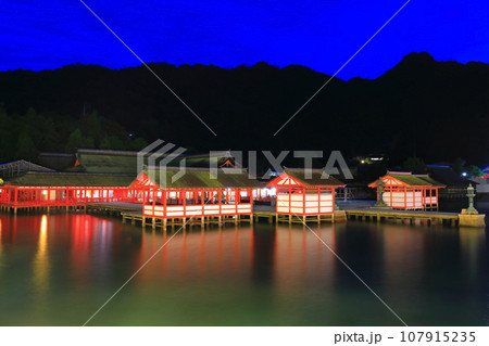 【広島県】宮島の厳島神社の夜景 107915235