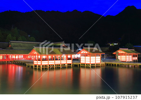【広島県】宮島の厳島神社の夜景 107915237
