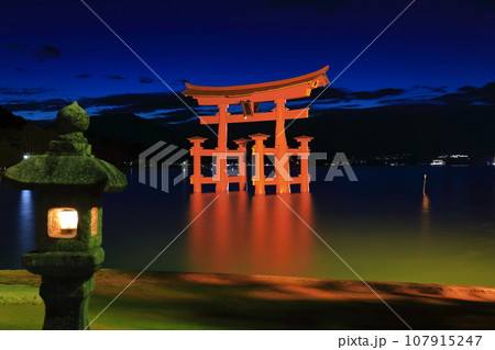 【広島県】改修後の厳島神社大鳥居の夜景(宮島) 【広島県】改修後の厳島神社大鳥居の夜景(宮島) 107915247