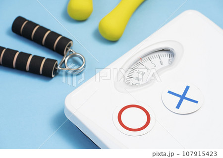 ダイエットイメージ 体重計 筋トレ ダイエットイメージ 体重計 筋トレ 107915423